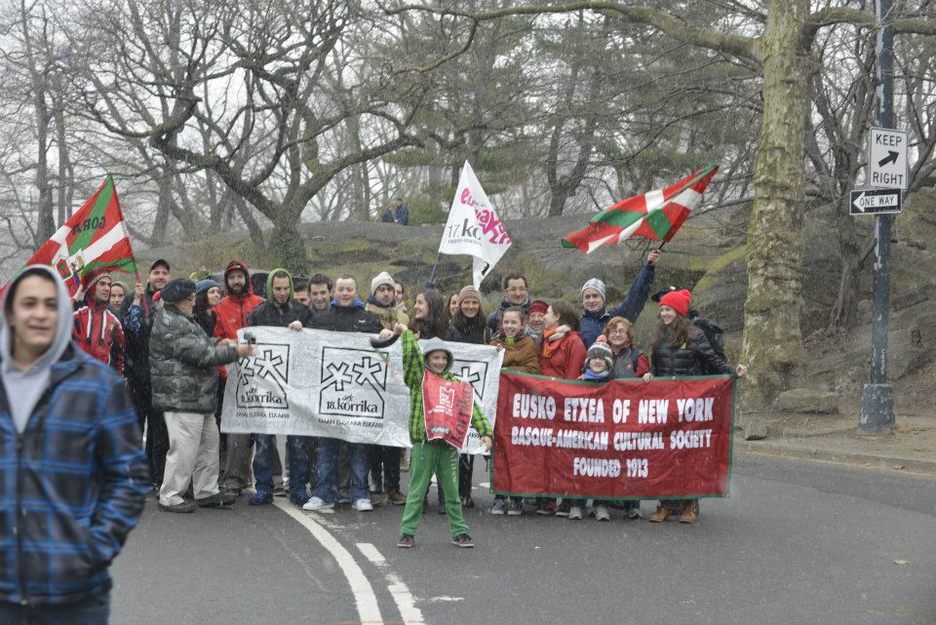 Euskaltzales de todas las edades se reunieron en el Central Park neoyorquino para correr al grito de ‘tipi-tapa tipi-tapa korrika’. (New York Euskal Etxea)