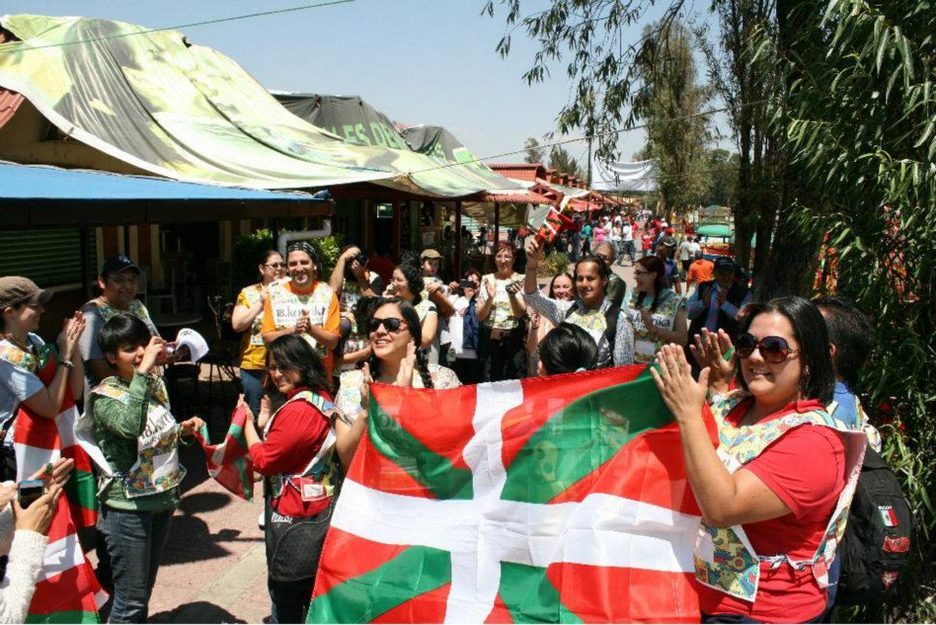 Las personas que participaron en la Korrika de México orgullosas tras cumplir el recorrido. (Centro Vasco)