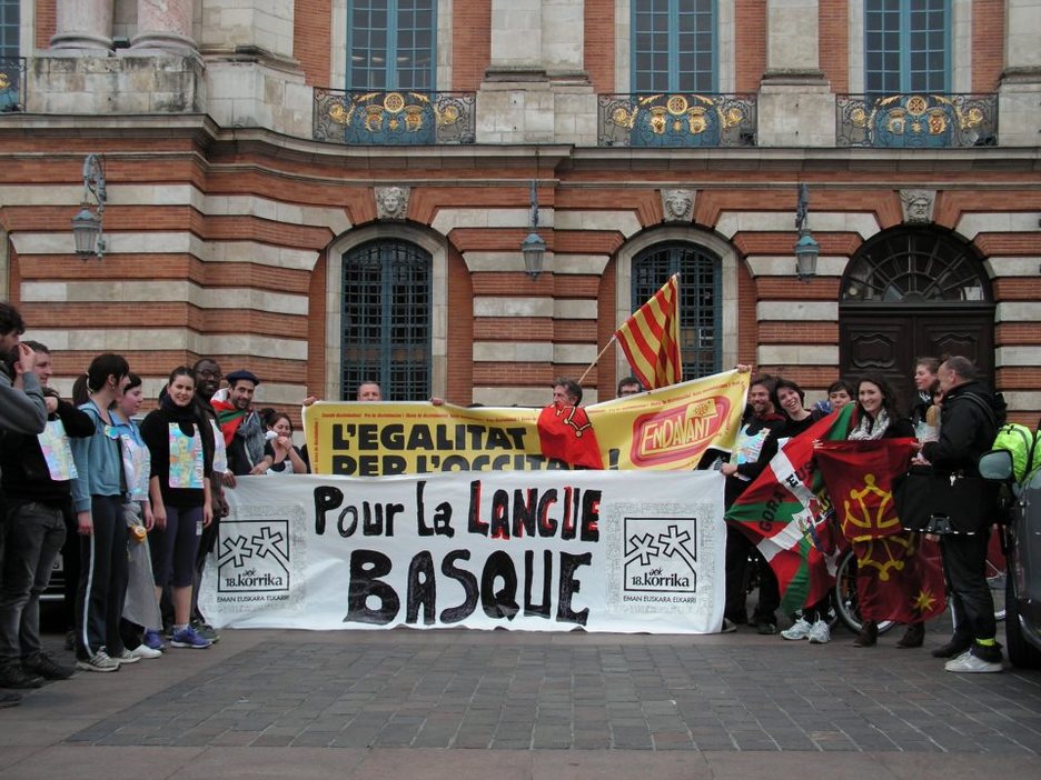 En Tolouse la reivindicación por el euskera estuvo acompañada por la petición de la oficialidad del occitano. 