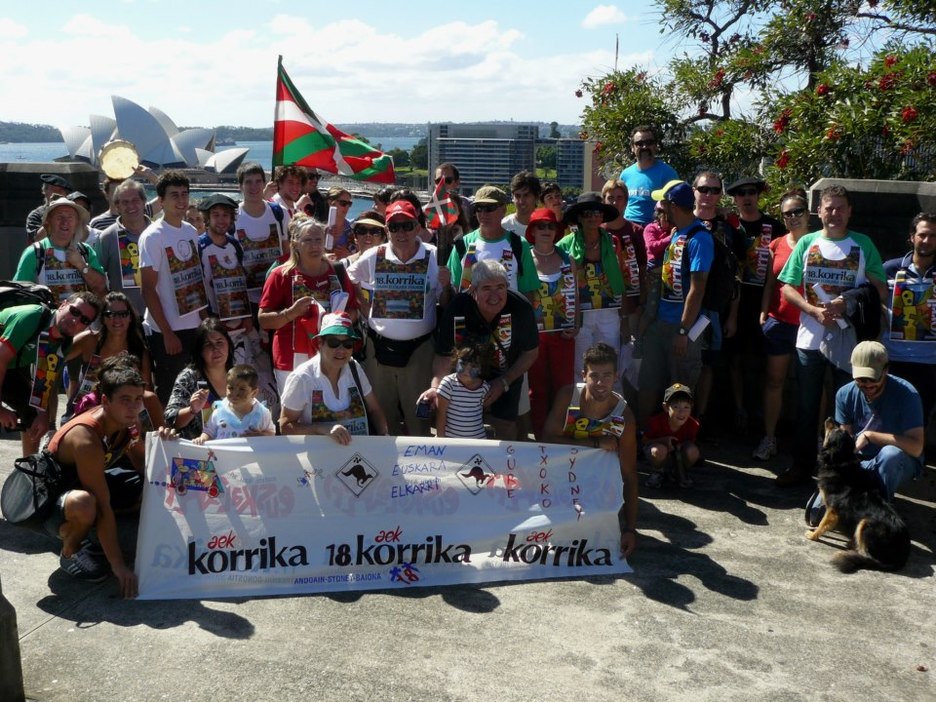 En Sydney Korrika pasó el domingo 17 de marzo. Tras recorrer las calles de la ciudad una gran alubiada puso el colofón en el centro Gure Txoko. (Gure Txoko Basque Club)