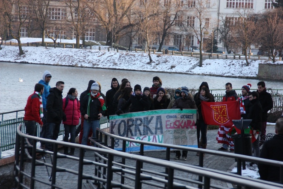 ... pero al final cerca de una treintena de personas se sumó a Korrika en Wroclaw.