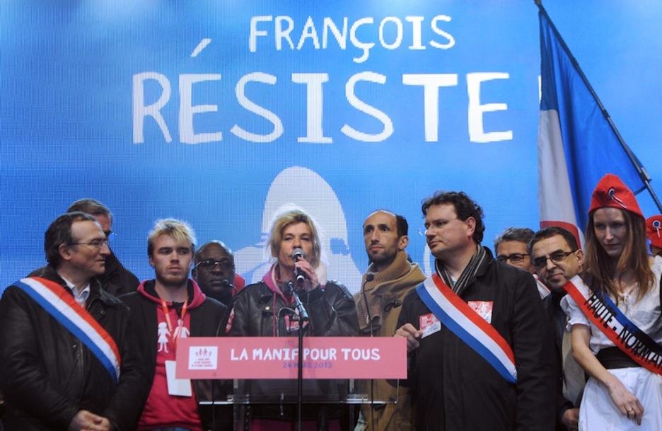 La humorista francesa Virginie Tellene ha tomado la palabra tras la manifestación. (Pierre ANDRIEU/AFP)
