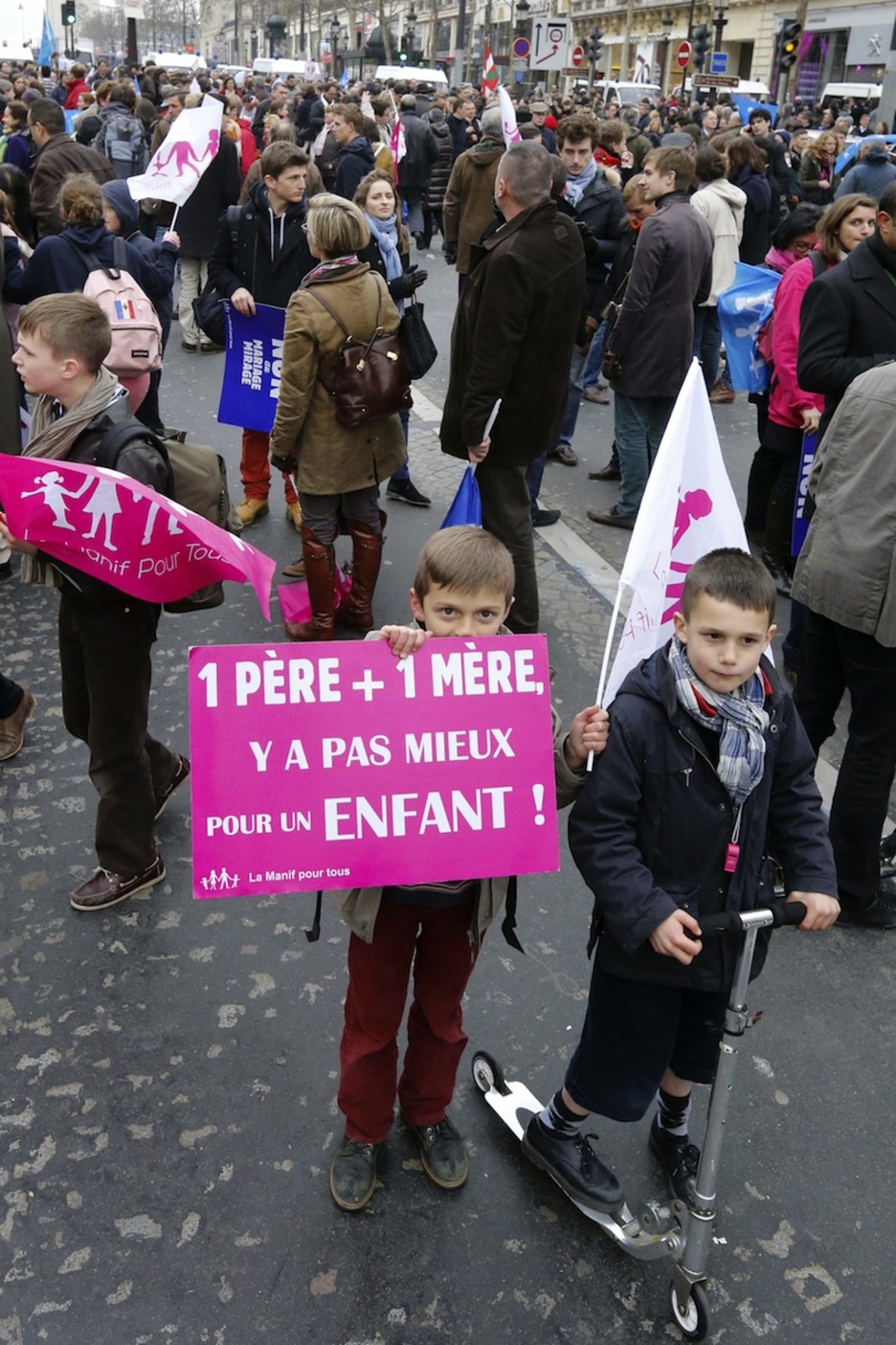 ‘Un padre y una madre. No hay nada mejor para un niño’, decía el cartel que portaba este niño. (Pierre VERDY/AFP)
