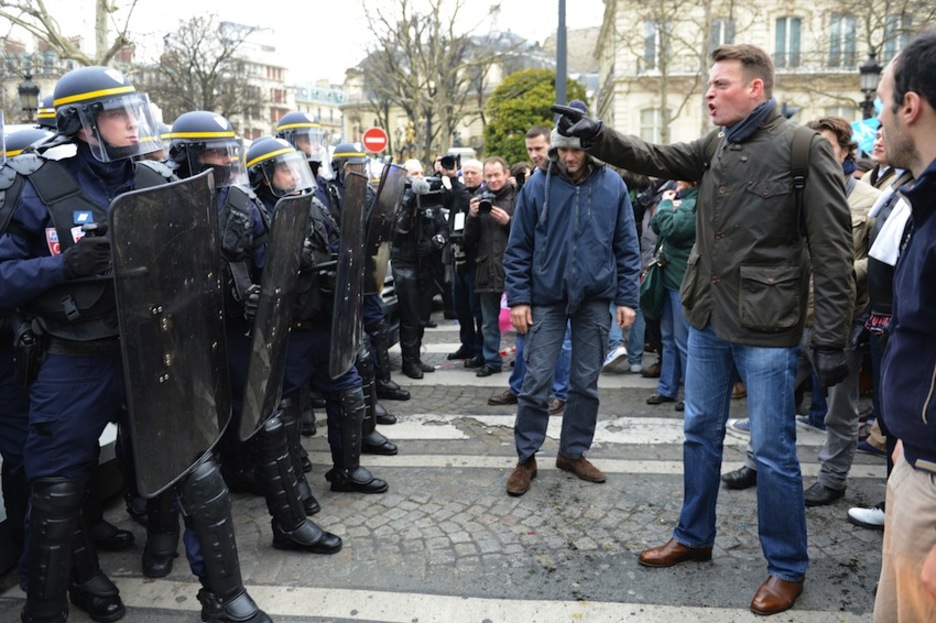 Durante la marcha se han vivido varios momentos de tensión entre manifestantes y la Policía francesa. (Eric FEFERBERG/AFP)