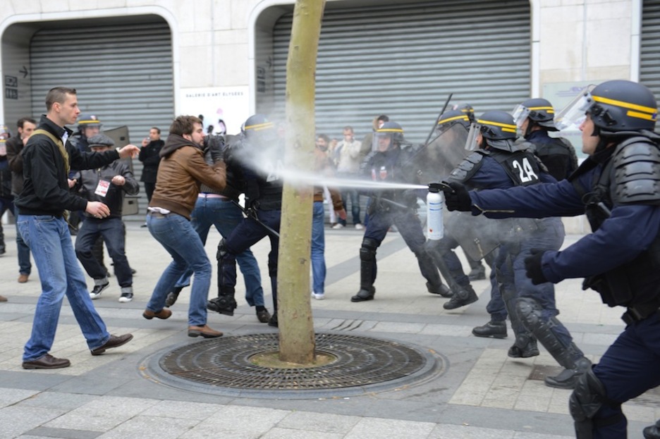 Las fuerzas policiales han empleado gases lacrimógenos contra los manifestantes. (Eric FEFERBERG/AFP)