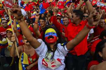 Miles de personas arroparon a Maduro en el último mitin electoral de la campaña. (AFP)