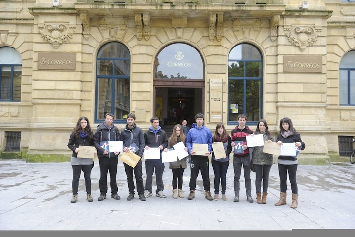 Jóvenes de Ernai ante la oficina de Correos en Donostia. (Jon URBE/ARGAZKI PRESS)