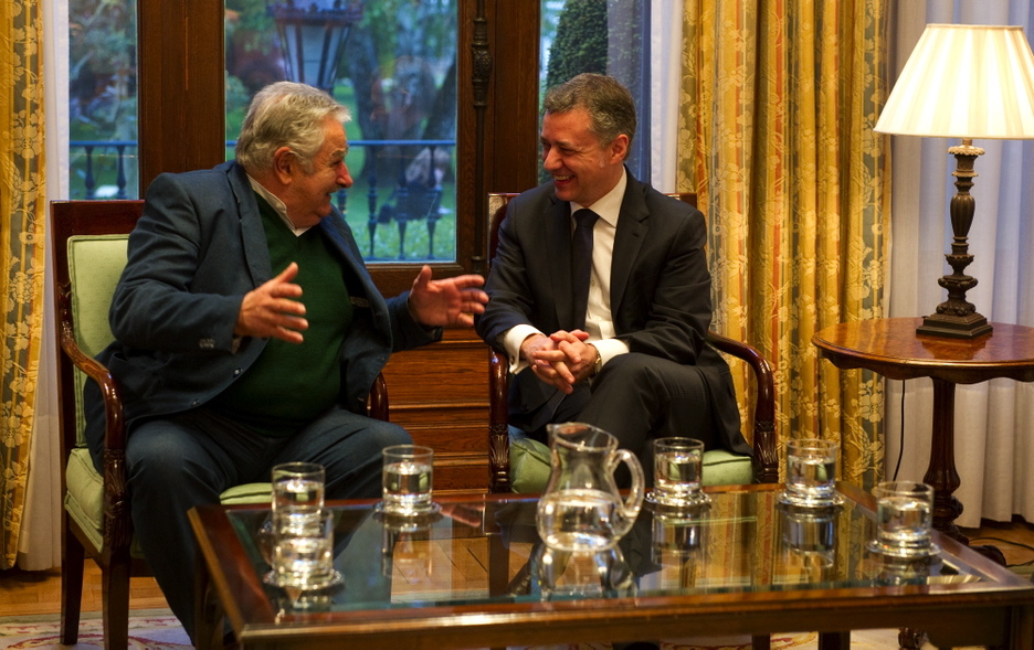 El lehendakari, Iñigo Urkullu, junto al presidente de Uruguay, José Mújica. (Raul BOGAJO/ARGAZKI PRESS)