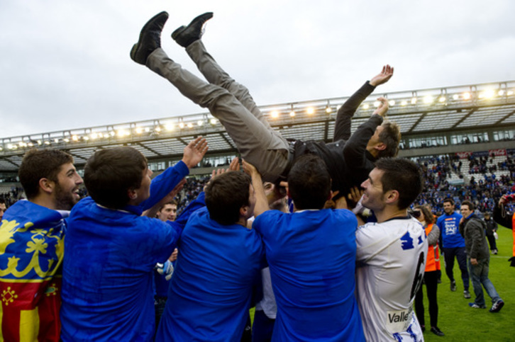 Los jugadores del Alavés celebran el ascenso. (Raul BOGAJO/ARGAZKI PRESS)