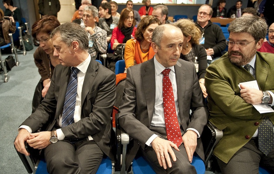 El consejero de Empleo, Juan María Aburto, asegura en el Parlamento que el Gobierno no prevé cambiar la fiesta del 25 de Octubre. Afirma que es un debate que no interesa y divide. Pide a EH Bildu que para cambiar proponga una alternativa.