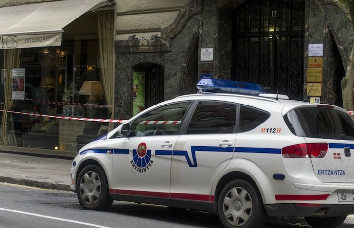 Un vehículo de la Ertzaintza ante el portal en el que se ubica el gimnasio Zen4. (Monika DEL VALLE/ARGAZKI PRESS)