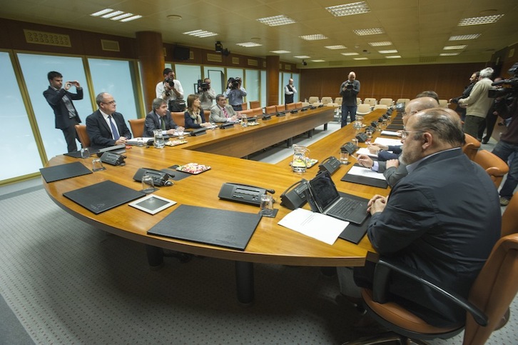 Imagen de la reunión que mantuvieron este lunes representantes del PNV y PSE. (Juanan RUIZ/ARGAZKI PRESS)