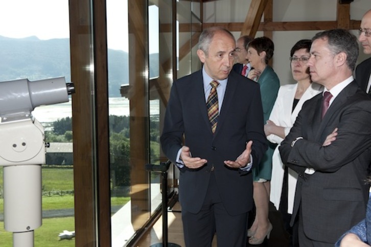 El lehendakari, Iñigo Urkullu, junto a Josu Erkoreka, entre otros, en Busturia. (Jon BERNÁRDEZ/IREKIA)