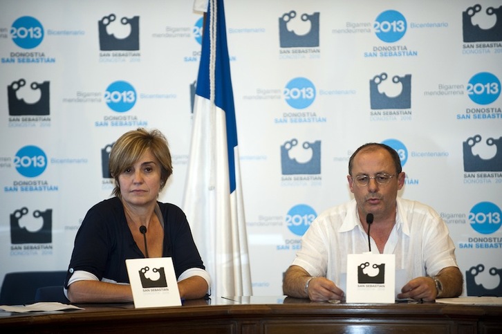 Eva Salaberria junto al alcalde de Donostia, Juan Karlos Izagirre, en una imagen de archivo. (Juan Carlos RUIZ/ARGAZKI PRESS)