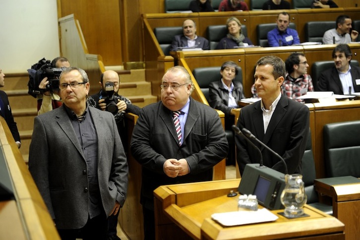 Tontxu Rodríguez, en el centro, el día que fue elegido senador junto con Iñaki Goioaga y Jokin Bildarratz. (Juanan RUIZ/ARGAZKI PRESS)