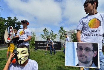 Protesta en Ucrania en defensa de Edward Snowden. (Sergei SUPINSKY/AFP PHOTO)