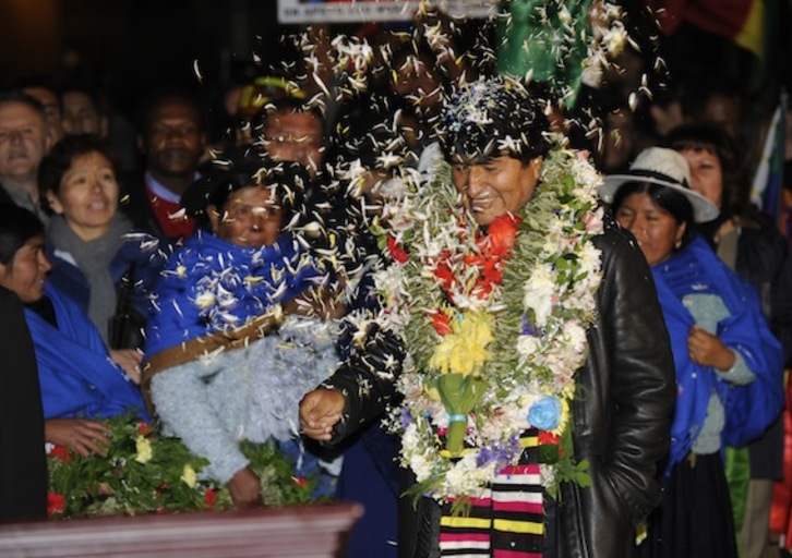 Evo Morales, a su llegada a Bolivia tras permanecer trece horas retenido. (Jorge BERNAL/AFP PHOTO)