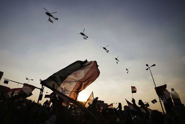Aviones militares sobrevuelan la Plaza Tahrir. (Gianluigi GUERCIA/AFP)