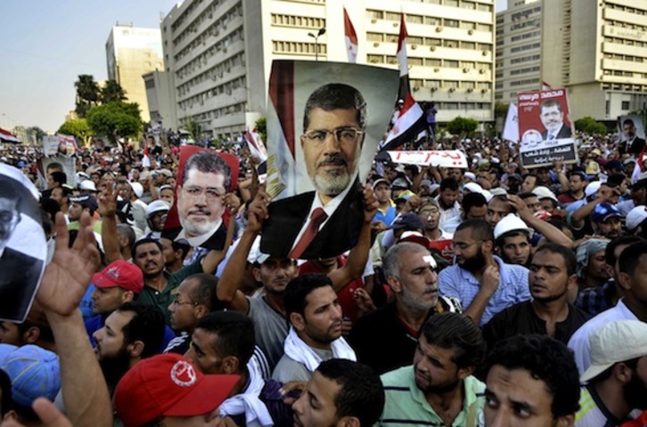 Manifestación de apoyo al derrocado presidente Morsi en El Cairo. (Mohamed EL-SHAHED/AFP PHOTO)