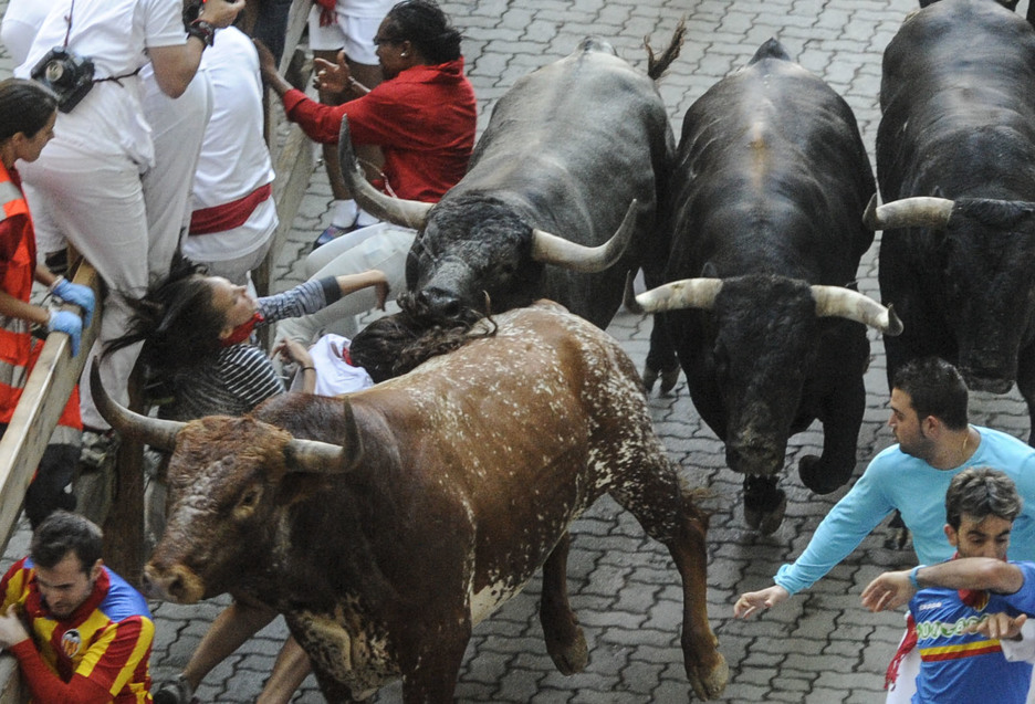 Instante en el que el toro de la derecha ha embestido a la chica australiana. (Jagoba MANTEROLA / ARGAZKI PRESS)