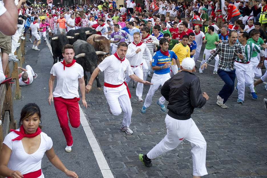 Corredores y toros enfilan el callejón de entrada a la plaza. (Iñigo URIZ / ARGAZKI PRESS)