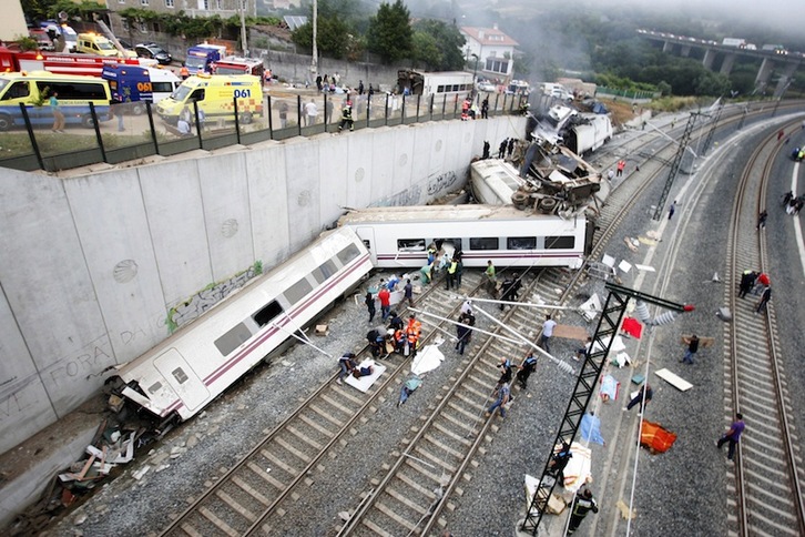 El tren descarrilado en la curva de Angrois, cerca de Santiago. (Oscar CORRAL / AFP)