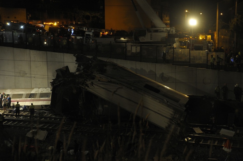 Un vagón partido tras el accidente. (Miguel RIOPA/AFP)