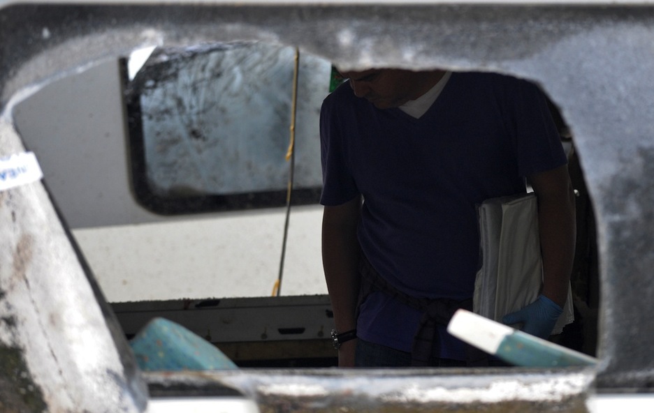 Un miembro de los equipos de rescate en el interior de uno de los vagones. (Miguel RIOPA/AFP)