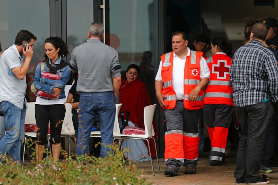 Familiares de los accidentados se han congregado en el edificio Cersia de Santiago. (César MANSO/AFP) 