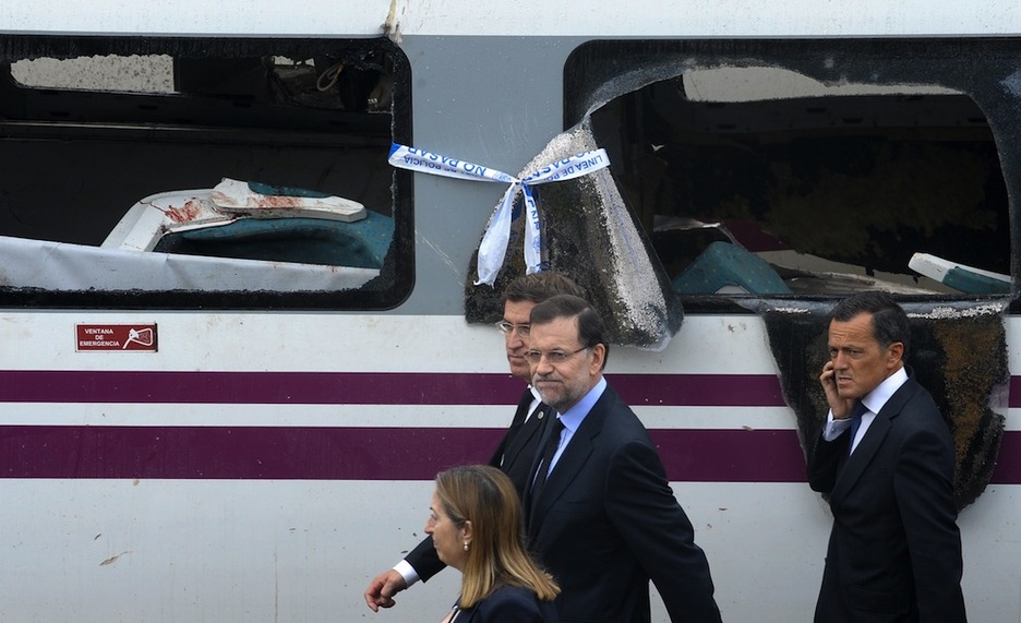 El presidente español, Mariano Rajoy, ha acudido al lugar con su homólogo gallego, Alberto Núñez Feijóo, y la ministra Ana Pastor. (Miguel RIOPA/AFP)