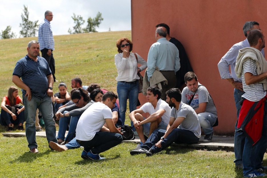 Familiares aguardan noticias en el exterior del edificio Cersia. (	César MANSO/AFP) 