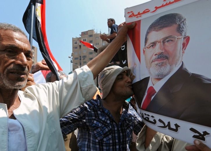 Un hombre besa el retrato de Mohamed Morsi en El Cairo. (Fayerz NURELDINE/AFP) 