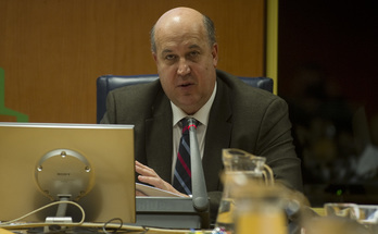 Juan Calparsoro durante una comparecencia en el Parlamento de Gasteiz. ( Raul BOGAJO / ARGAZKI PRESS)