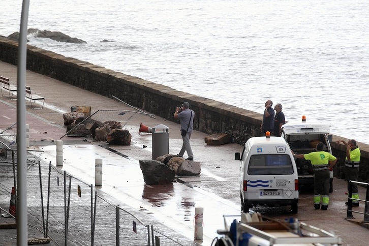 Operarios del Ayuntamiento y servicios de emergencias, en el lugar donde falleció el joven donostiarra. (Juan Carlos RUIZ/ARGAZKI PRESS)