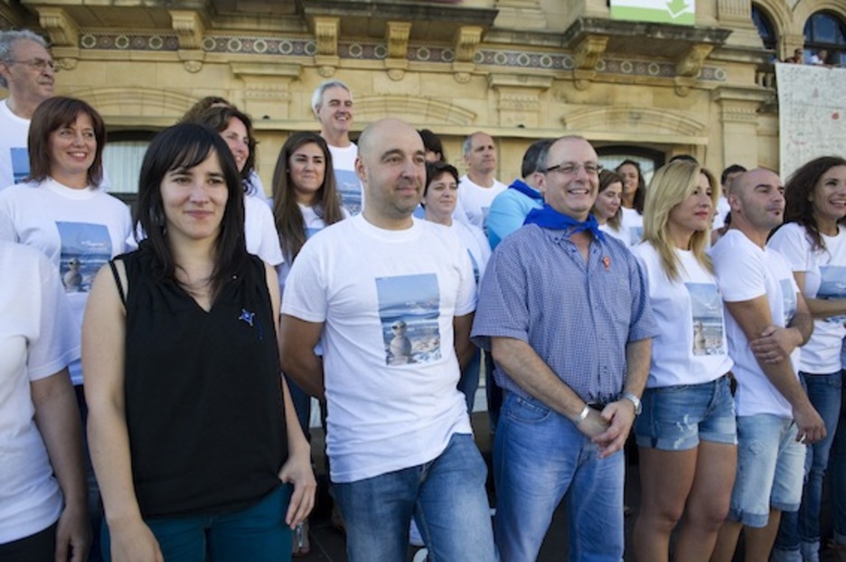 Juan Karlos Izagirre alkatea eta Nora Galparsoro zinegotzia, boluntarioz inguratuta. (Juan Carlos RUIZ/ARGAZKI PRESS)