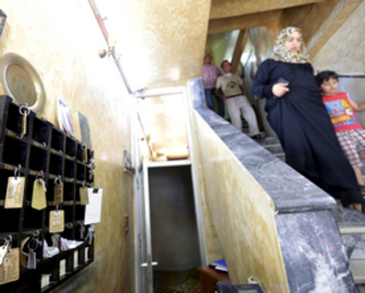 Una mujer baja las escaleras de un hotel en Damasco. (Louai BESHARA/AFP)