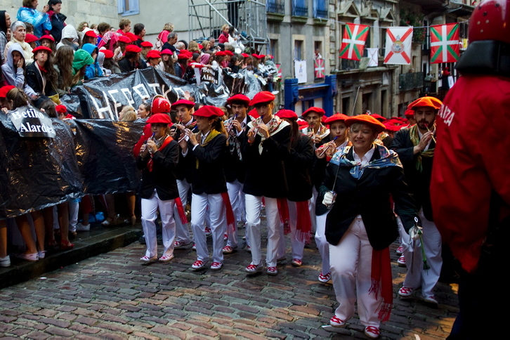 La compañía Jaizkibel ha sido la primera en desfilar por las calles de Hondarribia. (Idoai ZABALETA / ARGAZKI PRESS)