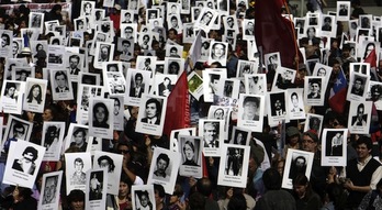 Manifestación en Santiago convocado por una asociación de desaparecidos y detenidos durante la dictadura de Pinochet. (Sebastián SILVA/AFP PHOTO)
