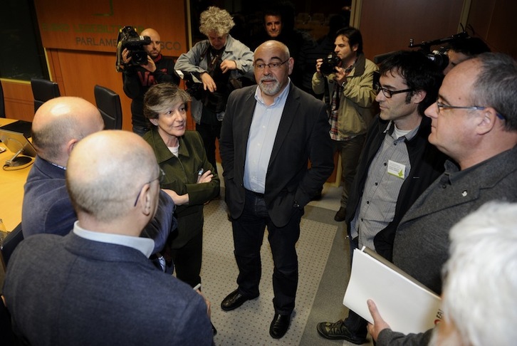 Representantes de EH Bildu, PSE y PNV en abril, minutos antes de la reunión de la Ponencia de Paz. (Juanan RUIZ / ARGAZKI PRESS)