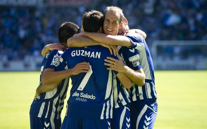 ARCHIVO. Jugadores del Alavés celebran un gol. (Raul BOGAJO / ARGAZKI PRESS)