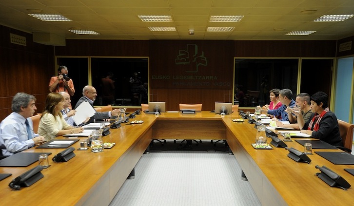 Las delegaciones de PNV, PSE y EH Bildu, durante la reunión. (Juanan RUIZ/ARGAZKI PRESS)