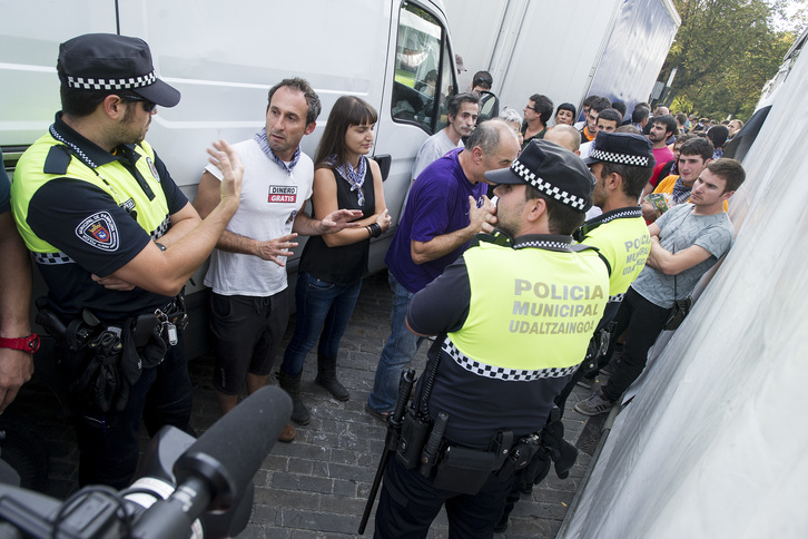 La Policía municipal también se presentó el viernes en el Auzogune para intentar identificar a los organizadores de Auzogune. (Iñigo URIZ / ARGAZKI PRESS)