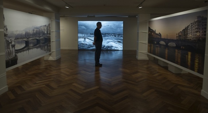Un visitante contempla una exposición en la sala Boulevard. (Jon URBE / ARGAZKI PRESS)