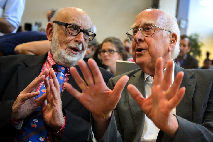 Peter Higgs (derecha) y François Englert, en una comparecencia en Ginebra. (Fabrice COFFRINI/AFP) 