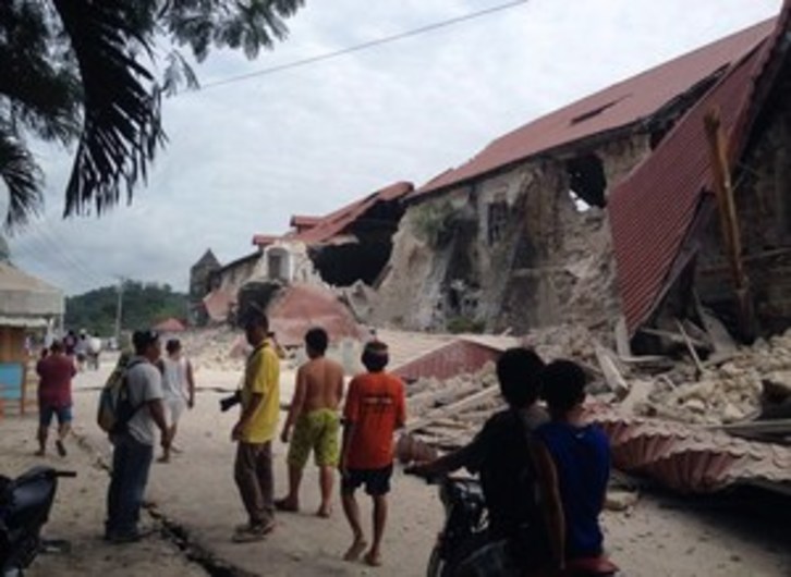 Vecinos de la localidad de Loboc cuantifican los daños materiales tras el terremoto. (Robert Michael POOLE/AFP) 