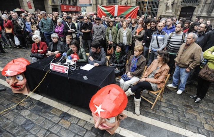 Comparecencia para denunciar las seis detenciones en Iruñea. (Jagoba MANTEROLA / ARGAZKI PRESS)