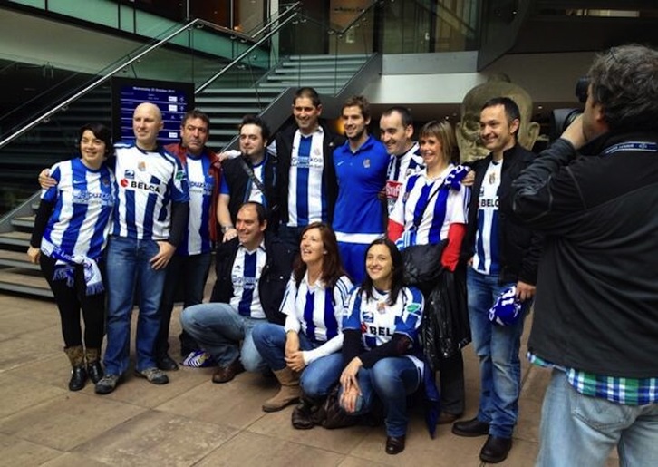 Aficionados de la Real posan con Iñigo Martínez. (@realsociedad)