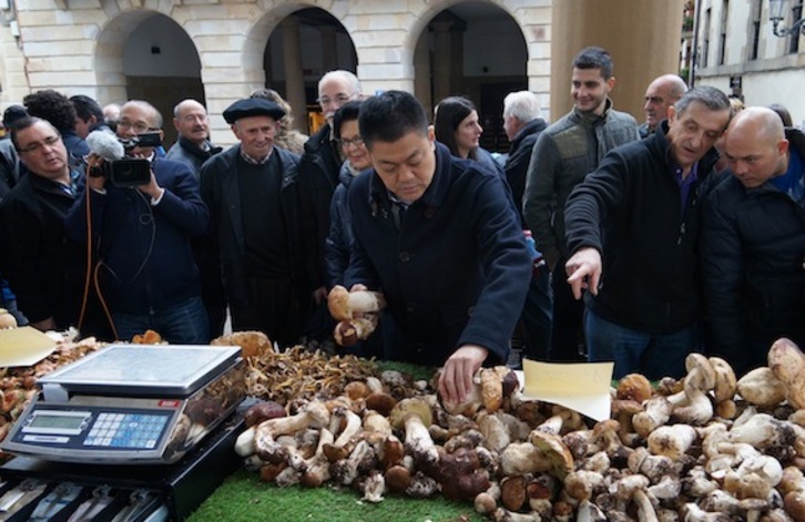 Narisawa selecciona unos hongos en el mercado ordiziarra. (Gotzon ARANBURU)