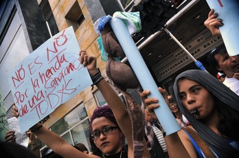 Emakume baten bortxaketa salatzeko protesta Bogotan pasa den astean gertaera izan zen jatetxearen aurrean. Jabeak emakumearen janzkerari egotzi zion erasoa. (Guillermo LEGARIA / AFP)