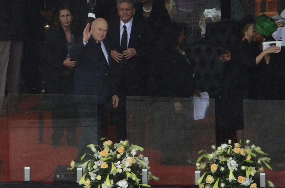 El expresidente sudafricano Frederik de Klerk saluda a los asistentes, con el presidente cubano Raúl Castro al fondo. (Roberto SCHMIDT/AFP)